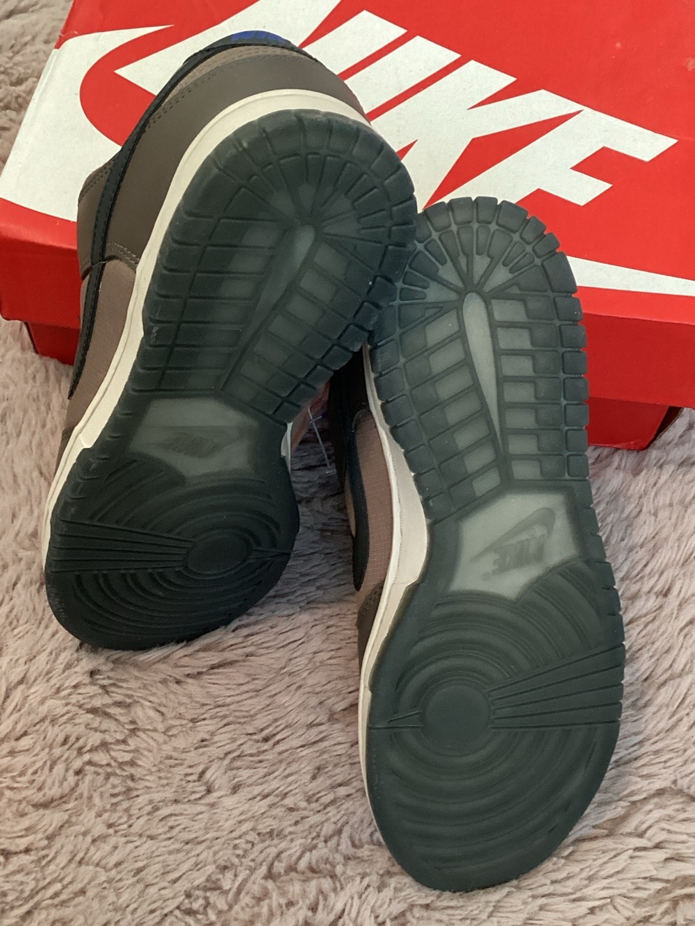 Nike Brown and Black Low-Top Sneakers with Blue Accents - Picture 5 of 7